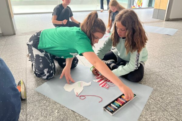 Kinder basteln Friedenstaube