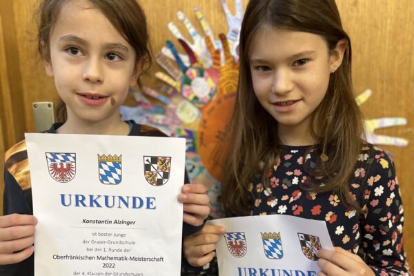 Schülerin und Schüler mit Urkunde