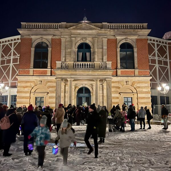 FEstspielhaus mit Kindern davor