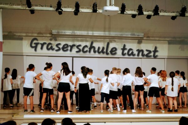 Schülerinnen tanzen auf Bühne