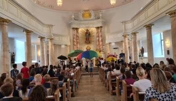 Kinder sitzen in der Kirche