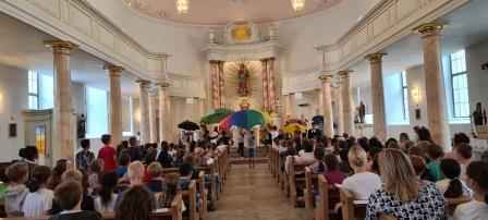 Kinder sitzen in der Kirche