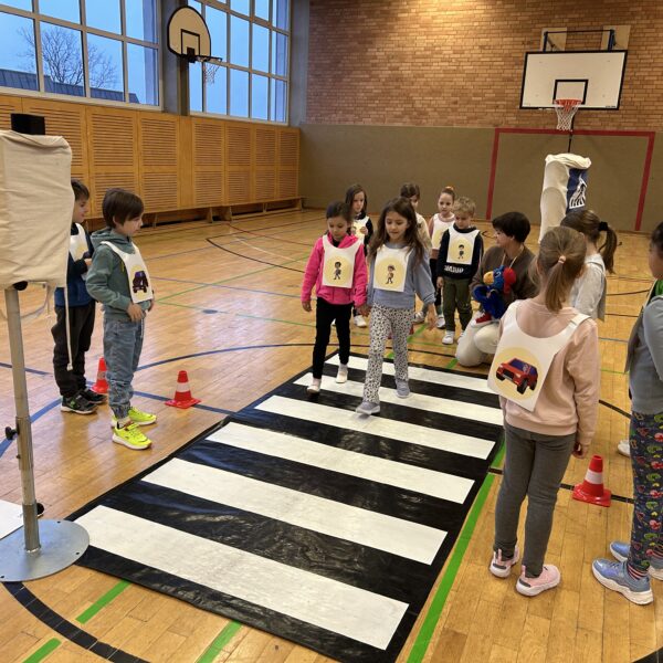 Kinder gehen über einen Zebrastreifen