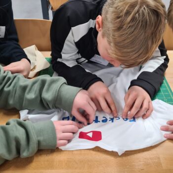 Drei Kinder arbeiten zusammen bei FabLab