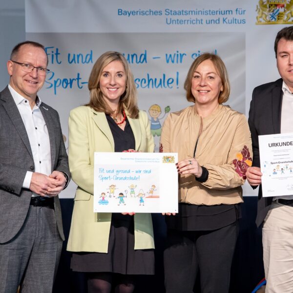 Kultusministerin Anna Stolz und Schulleiterin Martina Metzner bei der Übergabe des Zertifikats Sport Grundschule