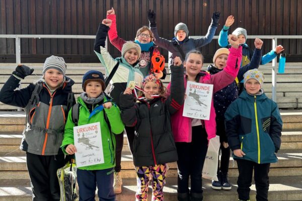 Schülerinnen und Schüler freuen sich über den Sieg