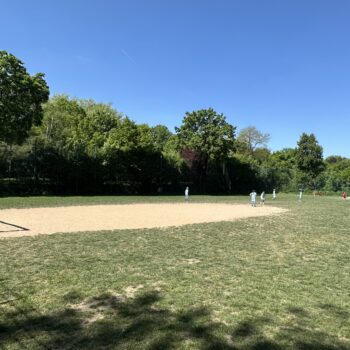 Fußballfeld mit Kindern