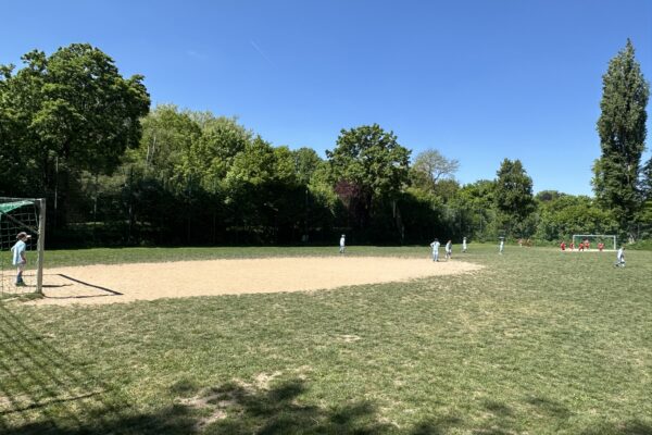 Fußballfeld mit Kindern