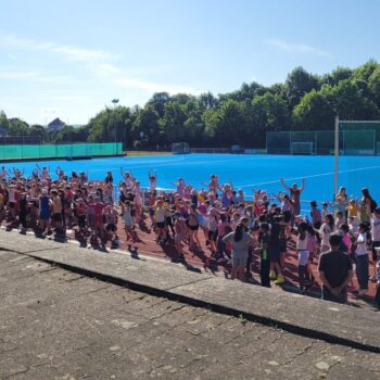 Viele Schüler stehen auf dem BTS Platz