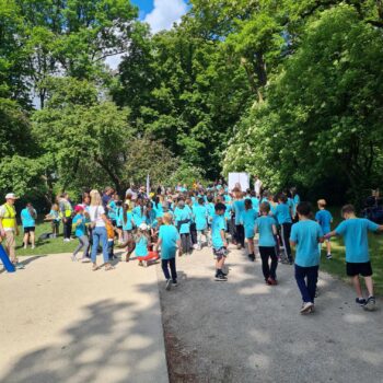 Kinder der Graserschule starten den KIBU Lauf im Hofgarten