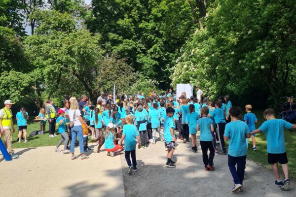 Kinder der Graserschule starten den KIBU Lauf im Hofgarten