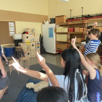Kinder melden sich beim Erste Hilfe Kurs