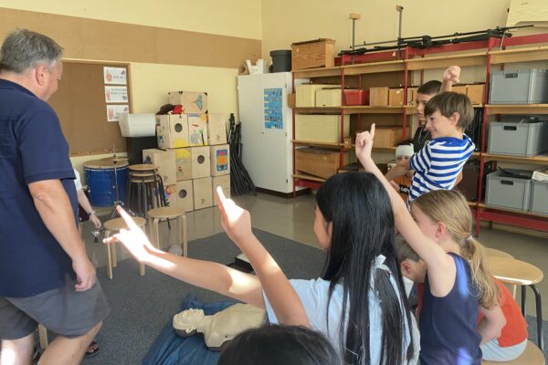 Kinder melden sich beim Erste Hilfe Kurs