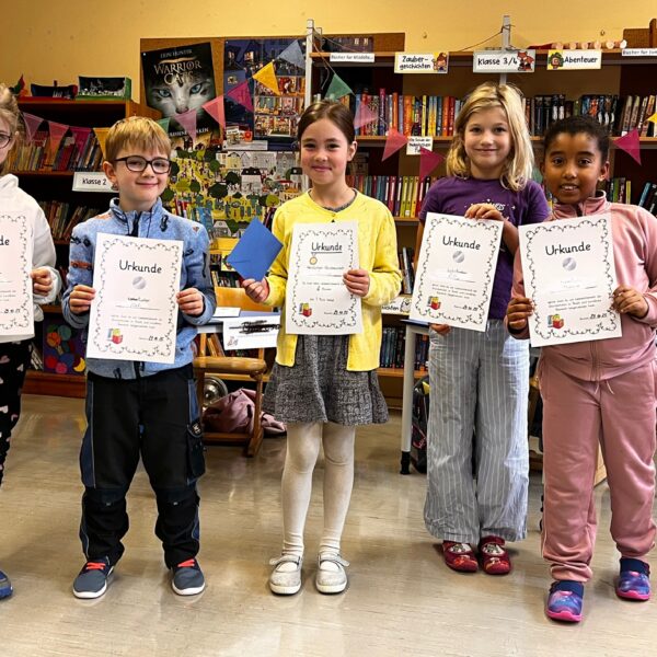 5 Kinder vom Vorlesewettbewerb, die ihre Urkunde hochhalten