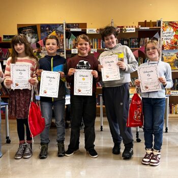6 Kinder der 4. Klassen, die ihre Urkunde vom Vorlesewettbewerb hochhalten