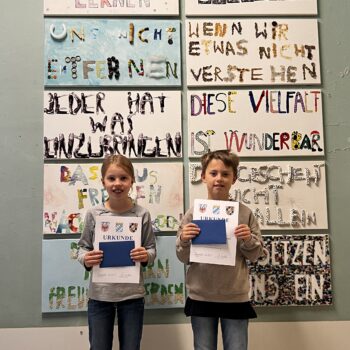 Gewinner halten ihre Urkunde hoch