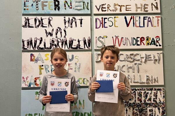 Gewinner halten ihre Urkunde hoch