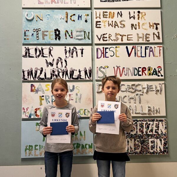 Gewinner halten ihre Urkunde hoch