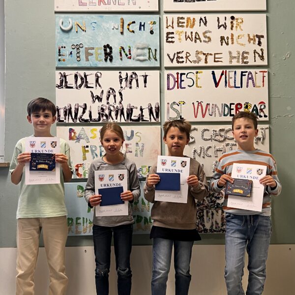 Schüler halten ihre Urkunden hoch