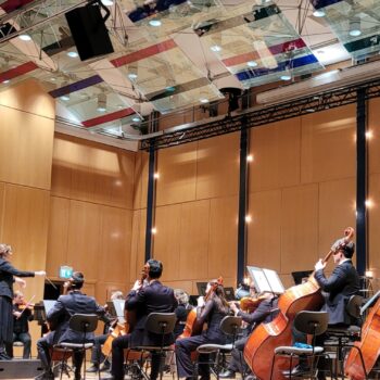 Hofer Symphoniker spielen auf der Bühne