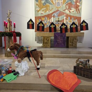 Altar in der KIrche mit einem Herz und Spielsachen