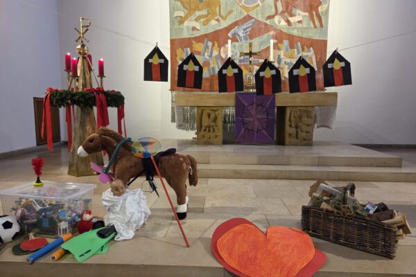 Altar in der KIrche mit einem Herz und Spielsachen