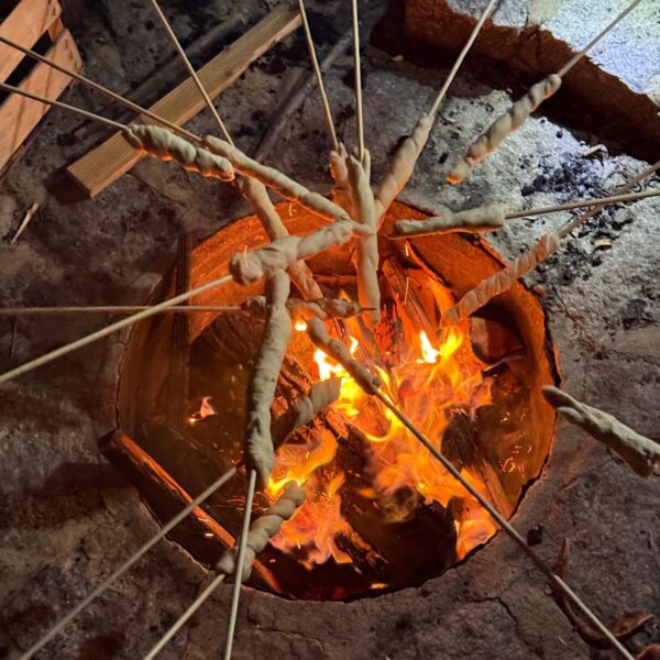 Lagerfeuer mit Stockbrot