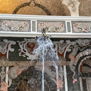 Krone auf einem Brunnen in der Eremitage