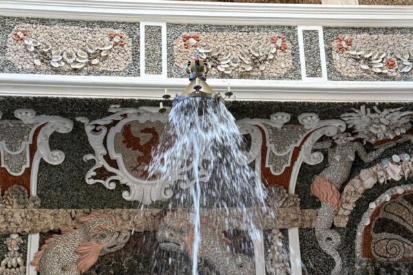 Krone auf einem Brunnen in der Eremitage