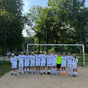 Schüler stehen auf dem Fußballfeld vor einem Tor