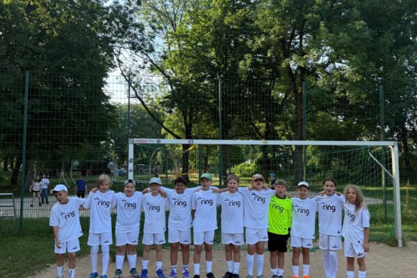 Schüler stehen auf dem Fußballfeld vor einem Tor