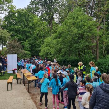 Kinder der Graserschule starten den Spendenlauf im Hofgarten