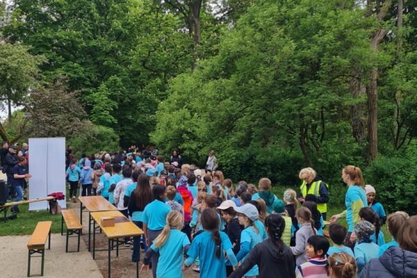 Kinder der Graserschule starten den Spendenlauf im Hofgarten