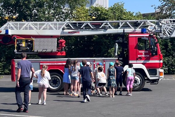 Kinder vor einem Feuerwehrauto