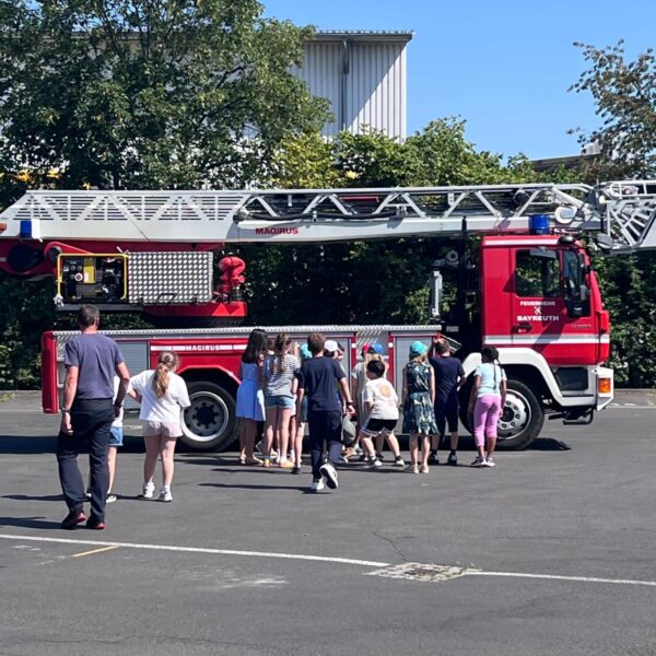 Kinder vor einem Feuerwehrauto