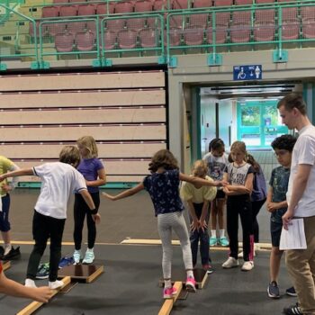 Kinder balancieren auf einem Balken in der Oberfrankenhalle