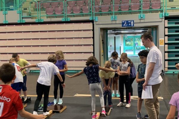 Kinder balancieren auf einem Balken in der Oberfrankenhalle